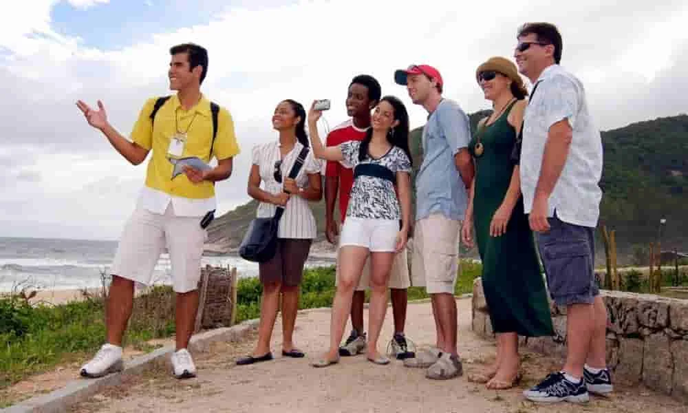 Descubre la carrera técnica de guía de turismo a distancia: ¡combina tu pasión por viajar con la flexibilidad de estudiar desde cualquier lugar!