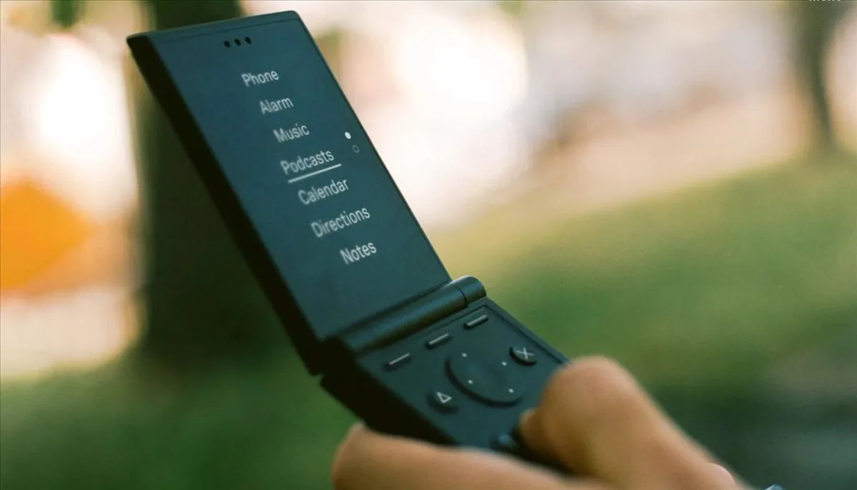 Teléfono plegable Light Flip con diseño minimalista y teclado T9 físico
