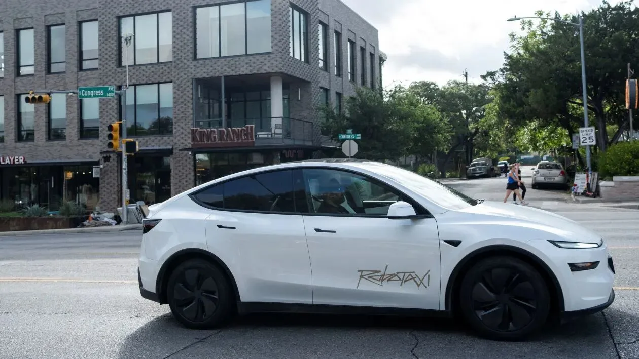 Operador remoto usando joystick para controlar un vehículo Tesla Robotaxi